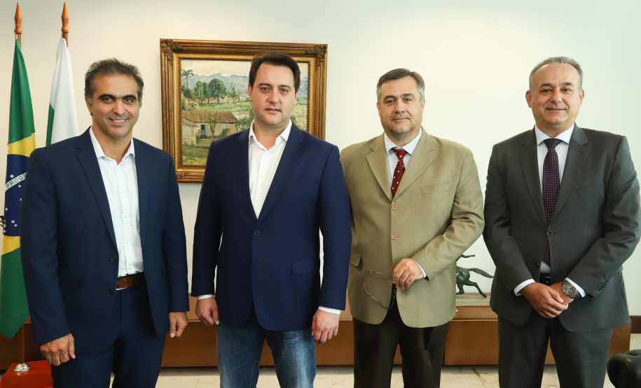 O governador Carlos Massa Ratinho Junior e o CEO da Volkswagen América Latina, Pablo Di Si, anunciam investimentos em ação social. Foto: Rodrigo Felix Leal/ANPr