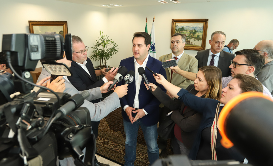 O governador Carlos Massa Ratinho Junior e o CEO da Volkswagen América Latina, Pablo Di Si, anunciam investimentos em ação social. Foto: Rodrigo Felix Leal/ANPr