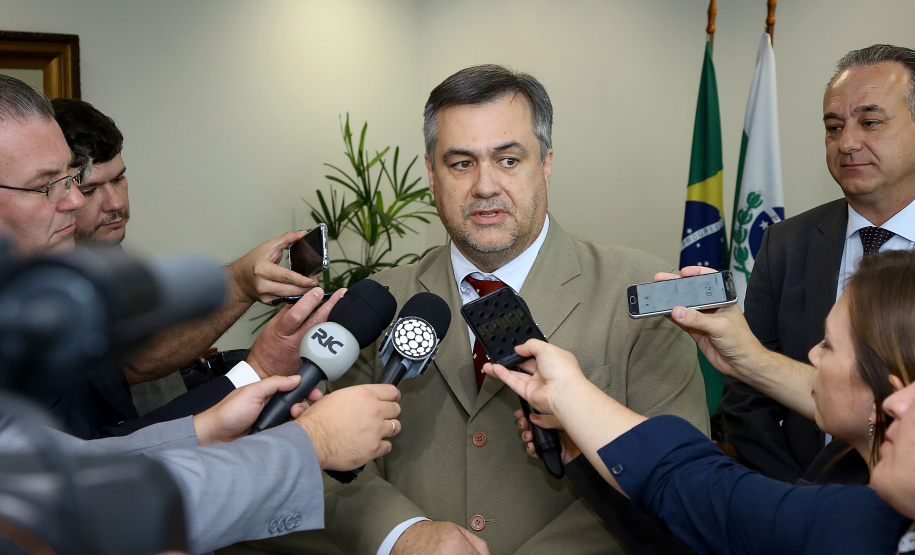 Uma nova parceria do Governo do Estado com a Volkswagen foi anunciada nesta quarta-feira (8) para investimento em ação social no Paraná. O anúncio aconteceu em solenidade com o governador Carlos Massa Ratinho Junior e o CEO da Volkswagen América Latina, Pablo Di Si, no Palácio Iguaçu. Na imagem, o secretário da Saúde, Paulo Petro. Curitiba,08/05/2019 Foto:Jaelson Lucas / ANPr