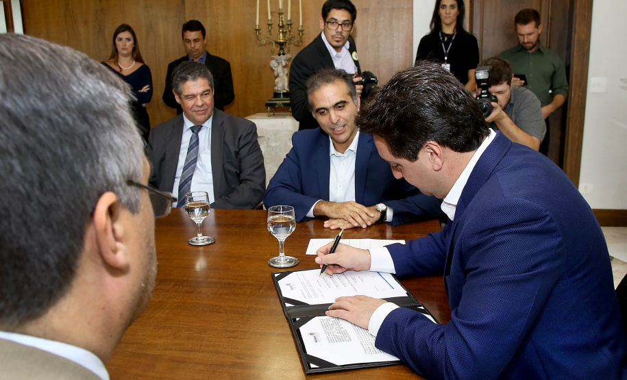 Uma nova parceria do Governo do Estado com a Volkswagen foi anunciada nesta quarta-feira (8) para investimento em ação social no Paraná. O anúncio aconteceu em solenidade com o governador Carlos Massa Ratinho Junior e o CEO da Volkswagen América Latina, Pablo Di Si, no Palácio Iguaçu. Curitiba,08/05/2019 Foto:Jaelson Lucas / ANPr