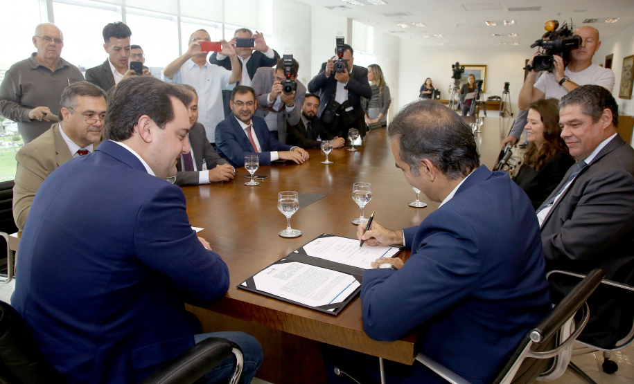 Uma nova parceria do Governo do Estado com a Volkswagen foi anunciada nesta quarta-feira (8) para investimento em ação social no Paraná. O anúncio aconteceu em solenidade com o governador Carlos Massa Ratinho Junior e o CEO da Volkswagen América Latina, Pablo Di Si, no Palácio Iguaçu. Curitiba,08/05/2019 Foto:Jaelson Lucas / ANPr