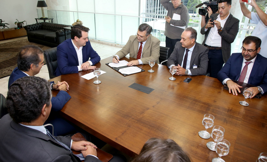 Uma nova parceria do Governo do Estado com a Volkswagen foi anunciada nesta quarta-feira (8) para investimento em ação social no Paraná. O anúncio aconteceu em solenidade com o governador Carlos Massa Ratinho Junior e o CEO da Volkswagen América Latina, Pablo Di Si, no Palácio Iguaçu. Curitiba,08/05/2019 Foto:Jaelson Lucas / ANPr