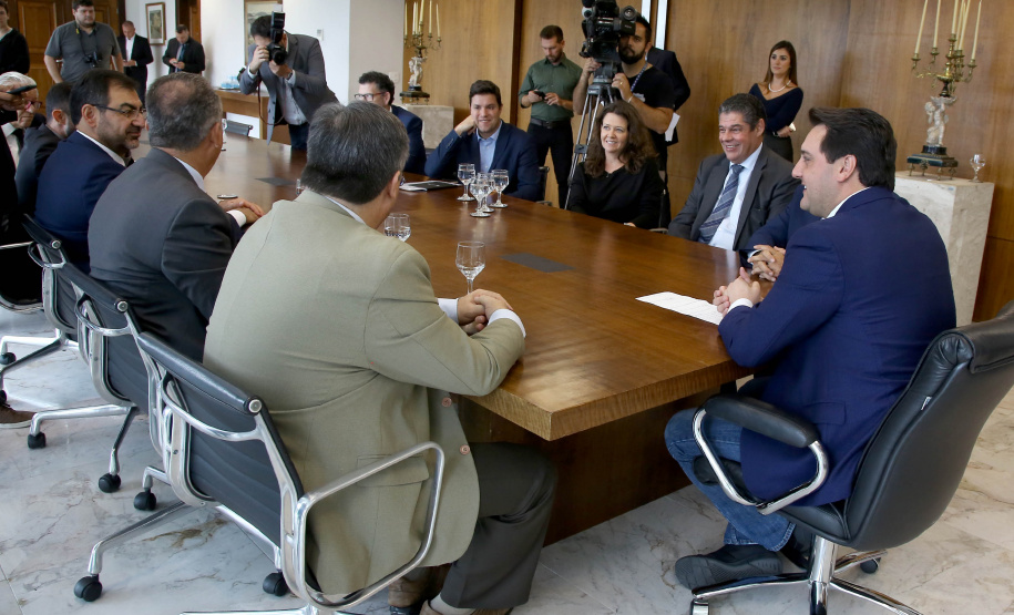 Uma nova parceria do Governo do Estado com a Volkswagen foi anunciada nesta quarta-feira (8) para investimento em ação social no Paraná. O anúncio aconteceu em solenidade com o governador Carlos Massa Ratinho Junior e o CEO da Volkswagen América Latina, Pablo Di Si, no Palácio Iguaçu. Curitiba,08/05/2019 Foto:Jaelson Lucas / ANPr