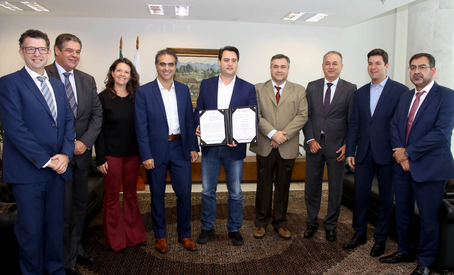 Uma nova parceria do Governo do Estado com a Volkswagen foi anunciada nesta quarta-feira (8) para investimento em ação social no Paraná. O anúncio aconteceu em solenidade com o governador Carlos Massa Ratinho Junior e o CEO da Volkswagen América Latina, Pablo Di Si, no Palácio Iguaçu. Curitiba,08/05/2019 Foto:Jaelson Lucas / ANPr