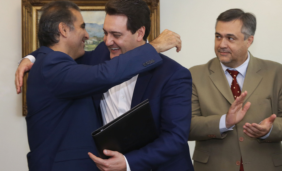 Uma nova parceria do Governo do Estado com a Volkswagen foi anunciada nesta quarta-feira (8) para investimento em ação social no Paraná. O anúncio aconteceu em solenidade com o governador Carlos Massa Ratinho Junior e o CEO da Volkswagen América Latina, Pablo Di Si, no Palácio Iguaçu. Curitiba,08/05/2019 Foto:Jaelson Lucas / ANPr