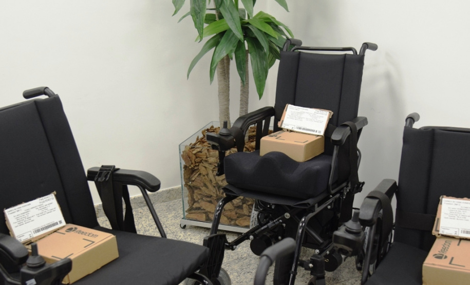 Secretaria da Saúde do Paraná, por meio da Fundação Estatal de Atenção em Saúde do Estado do Paraná (Funeas), fez hoje a entrega de 33 cadeiras de rodas motorizadas a pacientes do Centro Hospitalar de Reabilitação Ana Carolina Moura Xavier (CHR), em Curitiba. São cadeiras fabricadas no Rio Grande do Sul e feitas sob medida, de acordo com as necessidades individuais dos pacientes. Foto:Diogo Pracz de Oliveira/SESA