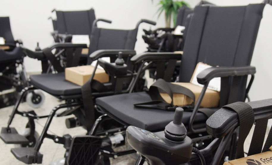 Secretaria da Saúde do Paraná, por meio da Fundação Estatal de Atenção em Saúde do Estado do Paraná (Funeas), fez hoje a entrega de 33 cadeiras de rodas motorizadas a pacientes do Centro Hospitalar de Reabilitação Ana Carolina Moura Xavier (CHR), em Curitiba. São cadeiras fabricadas no Rio Grande do Sul e feitas sob medida, de acordo com as necessidades individuais dos pacientes. Foto:Diogo Pracz de Oliveira/SESA