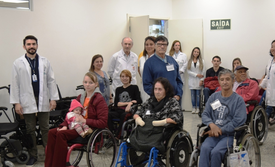 Secretaria da Saúde do Paraná, por meio da Fundação Estatal de Atenção em Saúde do Estado do Paraná (Funeas), fez hoje a entrega de 33 cadeiras de rodas motorizadas a pacientes do Centro Hospitalar de Reabilitação Ana Carolina Moura Xavier (CHR), em Curitiba. São cadeiras fabricadas no Rio Grande do Sul e feitas sob medida, de acordo com as necessidades individuais dos pacientes. Foto:Diogo Pracz de Oliveira/SESA