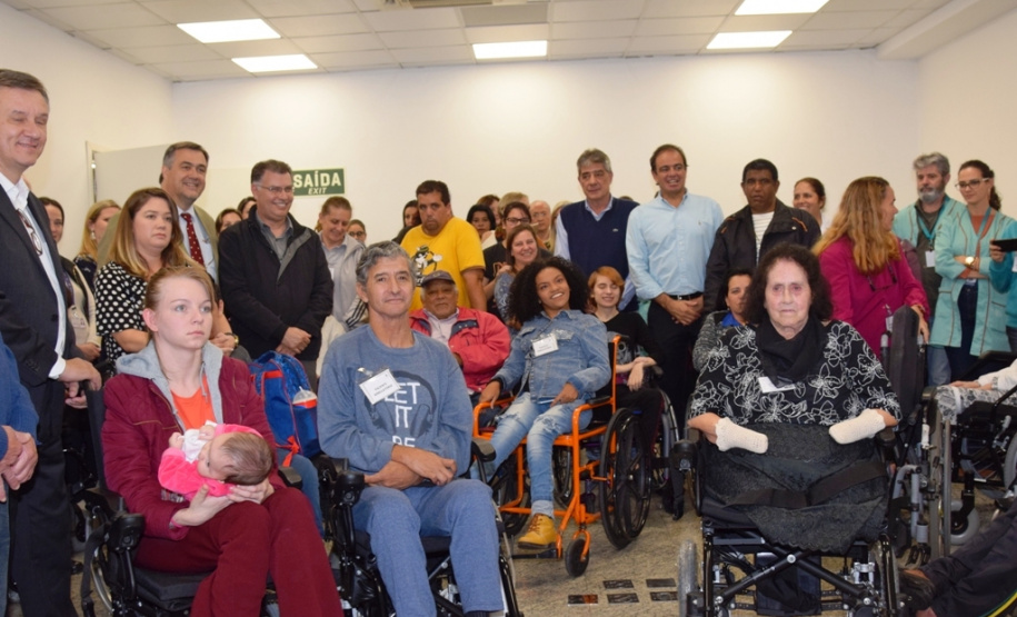Secretaria da Saúde do Paraná, por meio da Fundação Estatal de Atenção em Saúde do Estado do Paraná (Funeas), fez hoje a entrega de 33 cadeiras de rodas motorizadas a pacientes do Centro Hospitalar de Reabilitação Ana Carolina Moura Xavier (CHR), em Curitiba. São cadeiras fabricadas no Rio Grande do Sul e feitas sob medida, de acordo com as necessidades individuais dos pacientes. Foto:Diogo Pracz de Oliveira/SESA