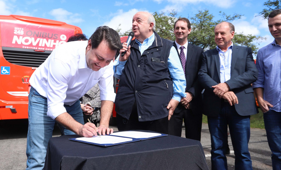 O governador Carlos Massa Ratinho Junior repassa recursos para subsidiar o transporte coletivo de Curitiba. Foto: Rodrigo Felix Leal/ANPr