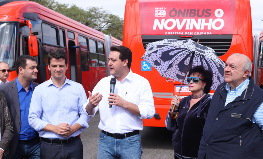 O governador Carlos Massa Ratinho Junior repassa recursos para subsidiar o transporte coletivo de Curitiba. Foto: Rodrigo Felix Leal/ANPr