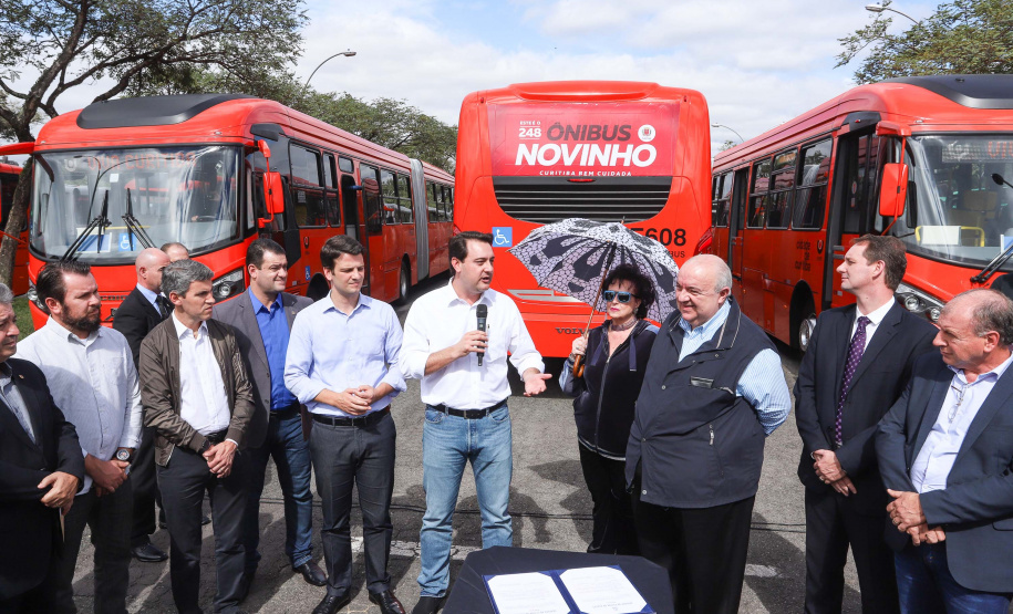 O governador Carlos Massa Ratinho Junior repassa recursos para subsidiar o transporte coletivo de Curitiba. Foto: Rodrigo Felix Leal/ANPr