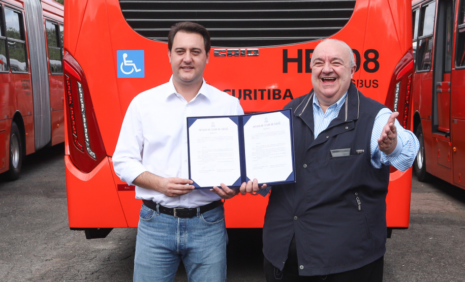 O governador Carlos Massa Ratinho Junior repassa recursos para subsidiar o transporte coletivo de Curitiba. Foto: Rodrigo Felix Leal/ANPr