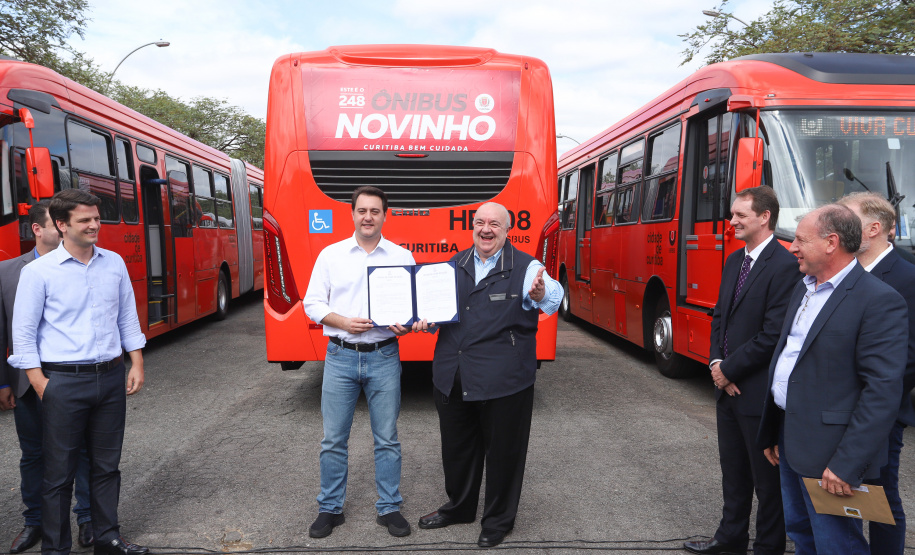 O governador Carlos Massa Ratinho Junior repassa recursos para subsidiar o transporte coletivo de Curitiba. Foto: Rodrigo Felix Leal/ANPr