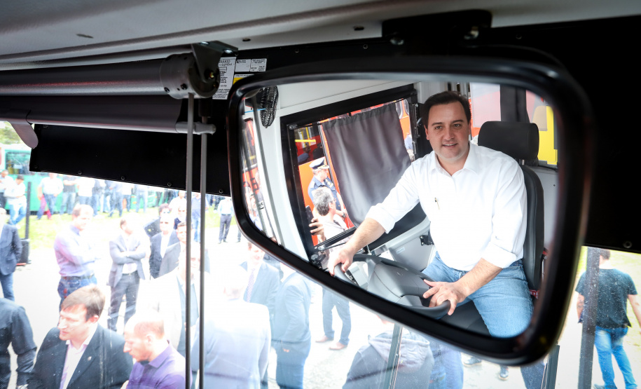 O governador Carlos Massa Ratinho Junior repassa recursos para subsidiar o transporte coletivo de Curitiba. Foto: Rodrigo Felix Leal/ANPr