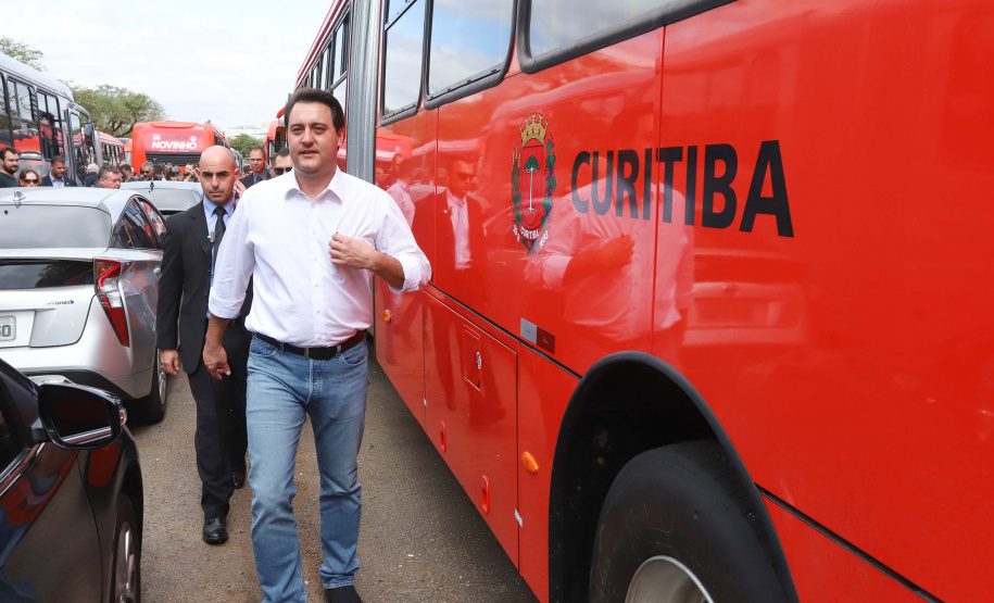 O governador Carlos Massa Ratinho Junior repassa recursos para subsidiar o transporte coletivo de Curitiba. Foto: Rodrigo Felix Leal/ANPr