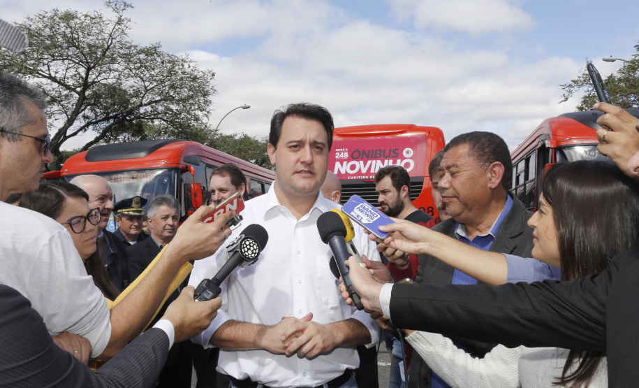 GOVERNADOR DESTINA RECURSOS PARA SUBSIDIAR TRANSPORTE COLETIVO DE CURITIBA. O governador Carlos Massa Ratinho Junior destina recursos para subsidiar o transporte coletivo de Curitiba. Participaram da solenidade: prefeito de Curitiba, Rafael Greca de Macedo; secretário de Desenvolvimento Urbano, João Carlos Ortega; presidente da Comec, Gilson dos Santos; entre outros.Curitiba, 09-05-19.Foto: Arnaldo Alves / ANPr.