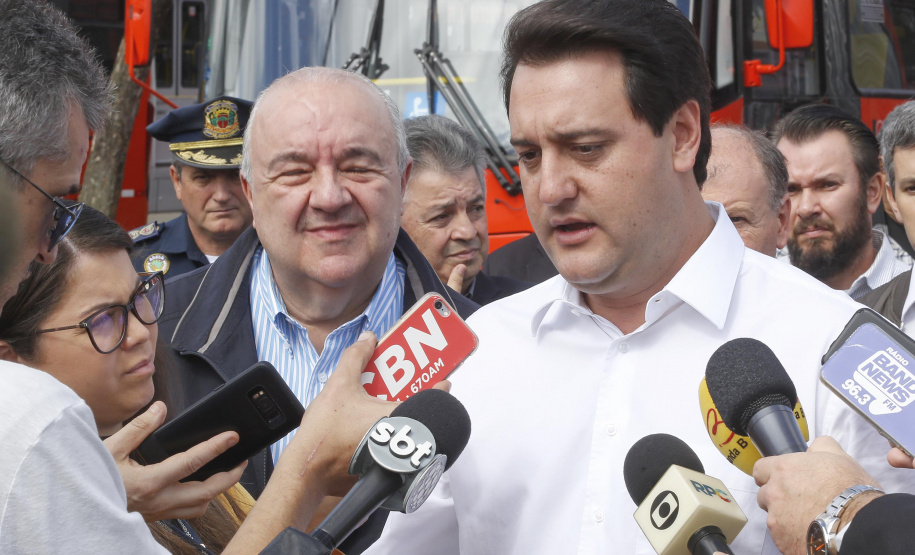 GOVERNADOR DESTINA RECURSOS PARA SUBSIDIAR TRANSPORTE COLETIVO DE CURITIBA. O governador Carlos Massa Ratinho Junior destina recursos para subsidiar o transporte coletivo de Curitiba. Participaram da solenidade: prefeito de Curitiba, Rafael Greca de Macedo; secretário de Desenvolvimento Urbano, João Carlos Ortega; presidente da Comec, Gilson dos Santos; entre outros.Curitiba, 09-05-19.Foto: Arnaldo Alves / ANPr.