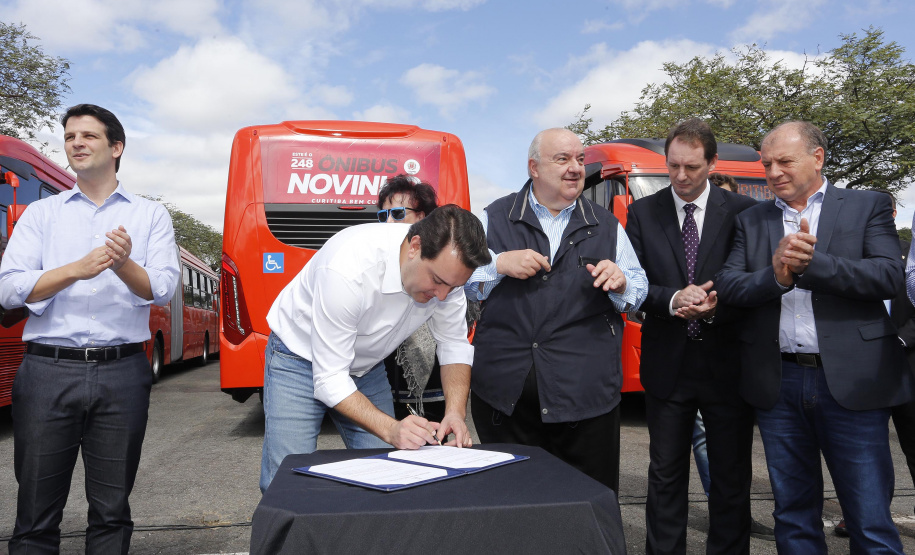 GOVERNADOR DESTINA RECURSOS PARA SUBSIDIAR TRANSPORTE COLETIVO DE CURITIBA. O governador Carlos Massa Ratinho Junior destina recursos para subsidiar o transporte coletivo de Curitiba. Participaram da solenidade: prefeito de Curitiba, Rafael Greca de Macedo; secretário de Desenvolvimento Urbano, João Carlos Ortega; presidente da Comec, Gilson dos Santos; entre outros.Curitiba, 09-05-19.Foto: Arnaldo Alves / ANPr.