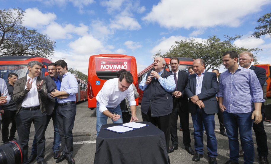 GOVERNADOR DESTINA RECURSOS PARA SUBSIDIAR TRANSPORTE COLETIVO DE CURITIBA. O governador Carlos Massa Ratinho Junior destina recursos para subsidiar o transporte coletivo de Curitiba. Participaram da solenidade: prefeito de Curitiba, Rafael Greca de Macedo; secretário de Desenvolvimento Urbano, João Carlos Ortega; presidente da Comec, Gilson dos Santos; entre outros.Curitiba, 09-05-19.Foto: Arnaldo Alves / ANPr.
