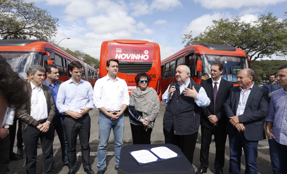 GOVERNADOR DESTINA RECURSOS PARA SUBSIDIAR TRANSPORTE COLETIVO DE CURITIBA. O governador Carlos Massa Ratinho Junior destina recursos para subsidiar o transporte coletivo de Curitiba. Participaram da solenidade: prefeito de Curitiba, Rafael Greca de Macedo; secretário de Desenvolvimento Urbano, João Carlos Ortega; presidente da Comec, Gilson dos Santos; entre outros.Curitiba, 09-05-19.Foto: Arnaldo Alves / ANPr.
