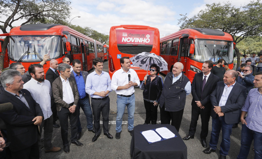GOVERNADOR DESTINA RECURSOS PARA SUBSIDIAR TRANSPORTE COLETIVO DE CURITIBA. O governador Carlos Massa Ratinho Junior destina recursos para subsidiar o transporte coletivo de Curitiba. Participaram da solenidade: prefeito de Curitiba, Rafael Greca de Macedo; secretário de Desenvolvimento Urbano, João Carlos Ortega; presidente da Comec, Gilson dos Santos; entre outros.Curitiba, 09-05-19.Foto: Arnaldo Alves / ANPr.
