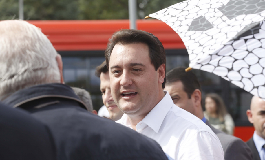 GOVERNADOR DESTINA RECURSOS PARA SUBSIDIAR TRANSPORTE COLETIVO DE CURITIBA. O governador Carlos Massa Ratinho Junior destina recursos para subsidiar o transporte coletivo de Curitiba. Participaram da solenidade: prefeito de Curitiba, Rafael Greca de Macedo; secretário de Desenvolvimento Urbano, João Carlos Ortega; presidente da Comec, Gilson dos Santos; entre outros.Curitiba, 09-05-19.Foto: Arnaldo Alves / ANPr.