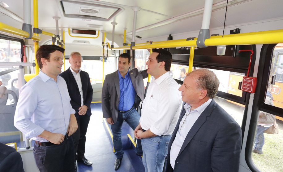 GOVERNADOR DESTINA RECURSOS PARA SUBSIDIAR TRANSPORTE COLETIVO DE CURITIBA. O governador Carlos Massa Ratinho Junior destina recursos para subsidiar o transporte coletivo de Curitiba. Participaram da solenidade: prefeito de Curitiba, Rafael Greca de Macedo; secretário de Desenvolvimento Urbano, João Carlos Ortega; presidente da Comec, Gilson dos Santos; entre outros.Curitiba, 09-05-19.Foto: Arnaldo Alves / ANPr.