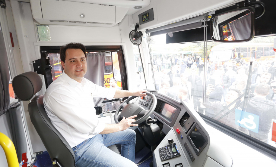 GOVERNADOR DESTINA RECURSOS PARA SUBSIDIAR TRANSPORTE COLETIVO DE CURITIBA. O governador Carlos Massa Ratinho Junior destina recursos para subsidiar o transporte coletivo de Curitiba. Participaram da solenidade: prefeito de Curitiba, Rafael Greca de Macedo; secretário de Desenvolvimento Urbano, João Carlos Ortega; presidente da Comec, Gilson dos Santos; entre outros.Curitiba, 09-05-19.Foto: Arnaldo Alves / ANPr.