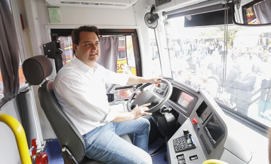 GOVERNADOR DESTINA RECURSOS PARA SUBSIDIAR TRANSPORTE COLETIVO DE CURITIBA. O governador Carlos Massa Ratinho Junior destina recursos para subsidiar o transporte coletivo de Curitiba. Participaram da solenidade: prefeito de Curitiba, Rafael Greca de Macedo; secretário de Desenvolvimento Urbano, João Carlos Ortega; presidente da Comec, Gilson dos Santos; entre outros.Curitiba, 09-05-19.Foto: Arnaldo Alves / ANPr.