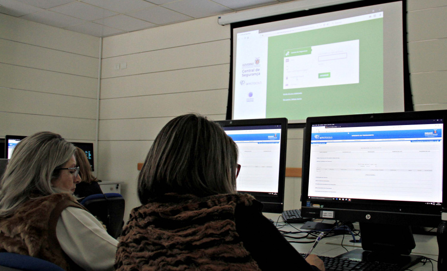 Diversos servidores da Secretaria de Estado do Desenvolvimento Urbano (SEDU) participaram nesta quinta-feira (09) do Curso Presencial do E-Protocolo. Com o treinamento, todo funcionário poderá iniciar um processo. Com a ferramenta digital, acaba a necessidade de um único setor físico para receber documentos e solicitações. Foto: Divulgação/SEDU