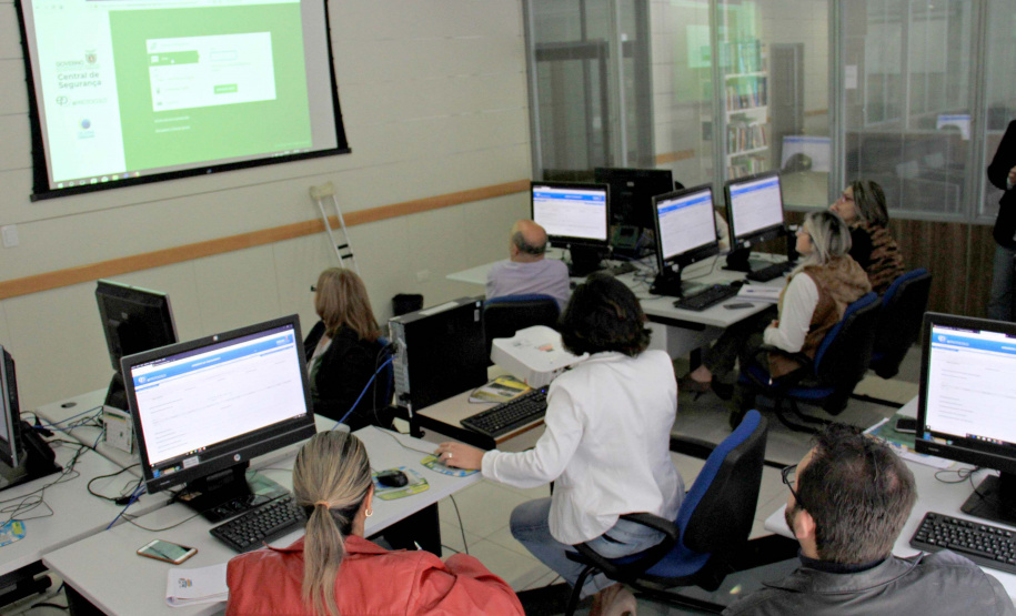 Diversos servidores da Secretaria de Estado do Desenvolvimento Urbano (SEDU) participaram nesta quinta-feira (09) do Curso Presencial do E-Protocolo. Com o treinamento, todo funcionário poderá iniciar um processo. Com a ferramenta digital, acaba a necessidade de um único setor físico para receber documentos e solicitações. Foto: Divulgação/SEDU