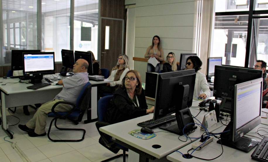 Diversos servidores da Secretaria de Estado do Desenvolvimento Urbano (SEDU) participaram nesta quinta-feira (09) do Curso Presencial do E-Protocolo. Com o treinamento, todo funcionário poderá iniciar um processo. Com a ferramenta digital, acaba a necessidade de um único setor físico para receber documentos e solicitações. Foto: Divulgação/SEDU