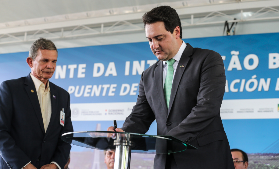 O governador Carlos Massa Ratinho Junior recebe em Foz do Iguaçu, o presidente Jair Bolsonaro e o presidente do Paraguai Mario Abdo Benítez para o lançamento da pedra fundamental da segunda ponte entre Brasil e Paraguai, em cerimônia no Marco das Três Fronteiras, nesta sexta-feira (10). Foz do Iguaçu, 10/05/2019 - Foto: Geraldo Bubniak/ANPr