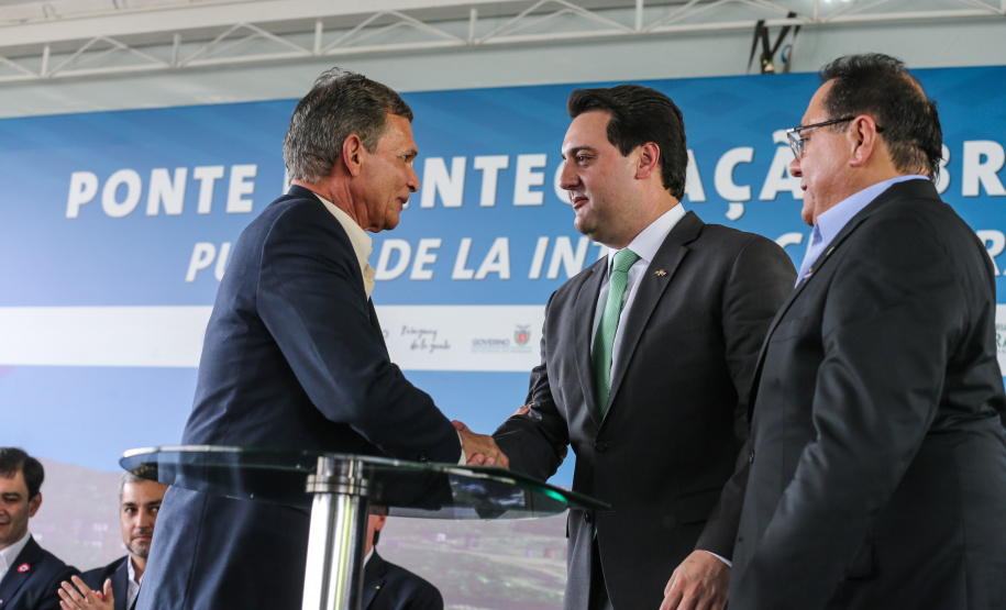 O governador Carlos Massa Ratinho Junior recebe em Foz do Iguaçu, o presidente Jair Bolsonaro e o presidente do Paraguai Mario Abdo Benítez para o lançamento da pedra fundamental da segunda ponte entre Brasil e Paraguai, em cerimônia no Marco das Três Fronteiras, nesta sexta-feira (10). Foz do Iguaçu, 10/05/2019 - Foto: Geraldo Bubniak/ANPr