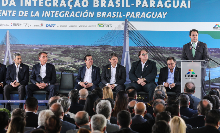 O governador Carlos Massa Ratinho Junior recebe em Foz do Iguaçu, o presidente Jair Bolsonaro e o presidente do Paraguai Mario Abdo Benítez para o lançamento da pedra fundamental da segunda ponte entre Brasil e Paraguai, em cerimônia no Marco das Três Fronteiras, nesta sexta-feira (10). Foz do Iguaçu, 10/05/2019 - Foto: Geraldo Bubniak/ANPr