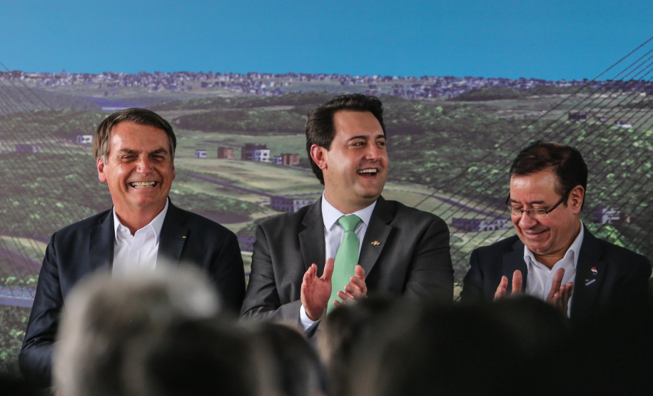 O governador Carlos Massa Ratinho Junior recebe em Foz do Iguaçu, o presidente Jair Bolsonaro e o presidente do Paraguai Mario Abdo Benítez para o lançamento da pedra fundamental da segunda ponte entre Brasil e Paraguai, em cerimônia no Marco das Três Fronteiras, nesta sexta-feira (10). Foz do Iguaçu, 10/05/2019 - Foto: Geraldo Bubniak/ANPr