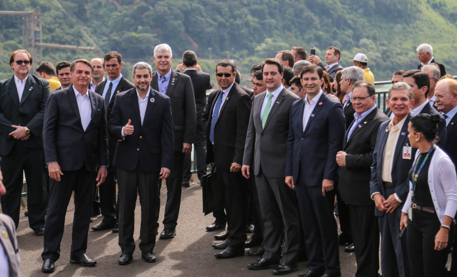 O governador Carlos Massa Ratinho Junior recebe em Foz do Iguaçu, o presidente Jair Bolsonaro e o presidente do Paraguai Mario Abdo Benítez para o lançamento da pedra fundamental da segunda ponte entre Brasil e Paraguai, em cerimônia no Marco das Três Fronteiras, nesta sexta-feira (10). Foz do Iguaçu, 10/05/2019 - Foto: Geraldo Bubniak/ANPr