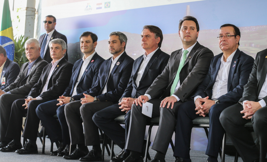 O governador Carlos Massa Ratinho Junior recebe em Foz do Iguaçu, o presidente Jair Bolsonaro e o presidente do Paraguai Mario Abdo Benítez para o lançamento da pedra fundamental da segunda ponte entre Brasil e Paraguai, em cerimônia no Marco das Três Fronteiras, nesta sexta-feira (10). Foz do Iguaçu, 10/05/2019 - Foto: Geraldo Bubniak/ANPr