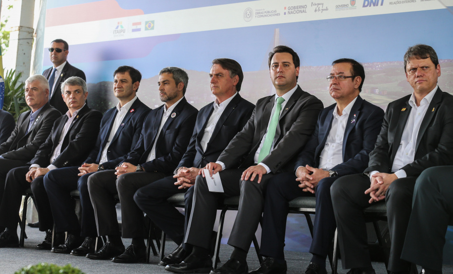 O governador Carlos Massa Ratinho Junior recebe em Foz do Iguaçu, o presidente Jair Bolsonaro e o presidente do Paraguai Mario Abdo Benítez para o lançamento da pedra fundamental da segunda ponte entre Brasil e Paraguai, em cerimônia no Marco das Três Fronteiras, nesta sexta-feira (10). Foz do Iguaçu, 10/05/2019 - Foto: Geraldo Bubniak/ANPr