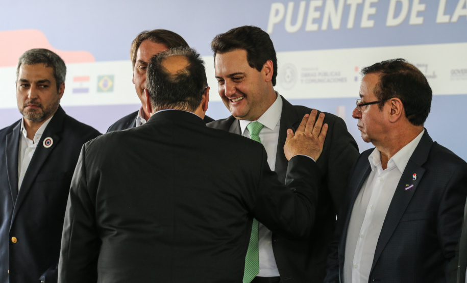 O governador Carlos Massa Ratinho Junior recebe em Foz do Iguaçu, o presidente Jair Bolsonaro e o presidente do Paraguai Mario Abdo Benítez para o lançamento da pedra fundamental da segunda ponte entre Brasil e Paraguai, em cerimônia no Marco das Três Fronteiras, nesta sexta-feira (10). Foz do Iguaçu, 10/05/2019 - Foto: Geraldo Bubniak/ANPr