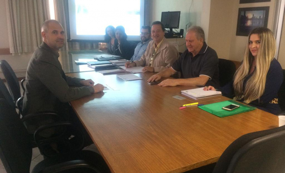 Durante toda a semana, a Divisão de Resíduos Sólidos da Secretaria do
Desenvolvimento Sustentável e do Turismo promoveu reuniões com os
representantes das empresas responsáveis por pneus, lâmpadas pós-consumo
e resíduos de material de construção, buscando soluções para aplicar a
logística reversa.Foto: SEDEST