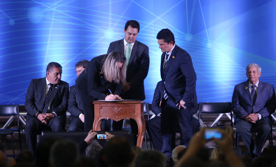 O governador Carlos Massa Ratinho Junior destacou nesta sexta-feira (10) que as forças de segurança do Paraná conseguiram reduzir em 32% o número de homicídios nos primeiros 120 dias deste ano, na comparação com o mesmo quadrimestre do ano passado