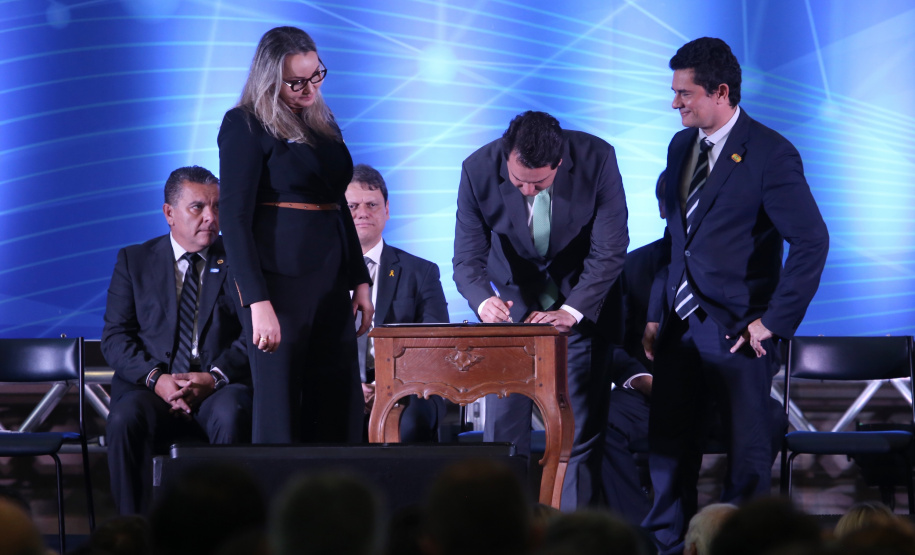 O governador Carlos Massa Ratinho Junior destacou nesta sexta-feira (10) que as forças de segurança do Paraná conseguiram reduzir em 32% o número de homicídios nos primeiros 120 dias deste ano, na comparação com o mesmo quadrimestre do ano passado