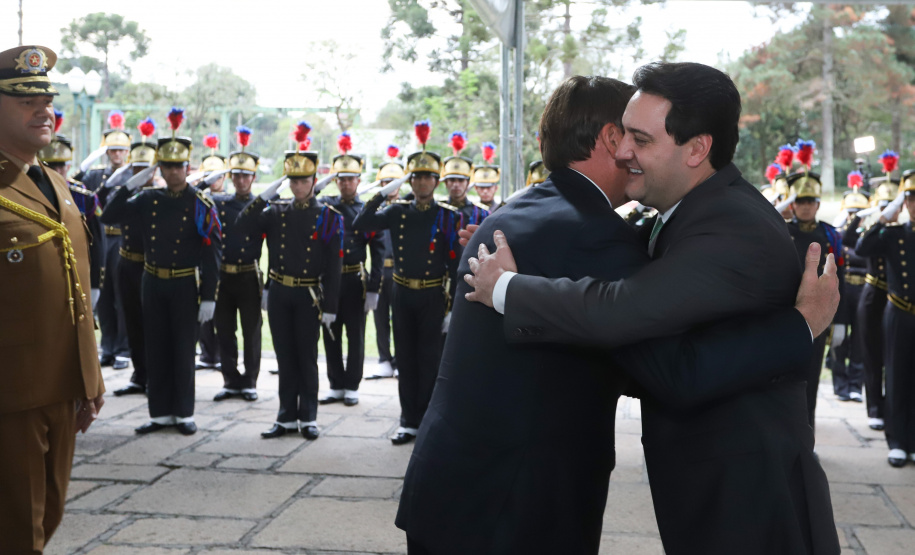 O governador Carlos Massa Ratinho Junior destacou nesta sexta-feira (10) que as forças de segurança do Paraná conseguiram reduzir em 32% o número de homicídios nos primeiros 120 dias deste ano, na comparação com o mesmo quadrimestre do ano passado