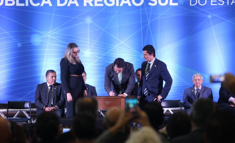 O governador Carlos Massa Ratinho Junior destacou nesta sexta-feira (10) que as forças de segurança do Paraná conseguiram reduzir em 32% o número de homicídios nos primeiros 120 dias deste ano, na comparação com o mesmo quadrimestre do ano passado