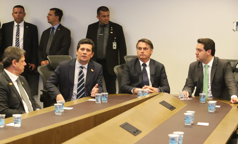 O Centro Integrado de Inteligência de Segurança Pública da Região Sul (CIISP-Sul) iniciou oficialmente as atividades nesta sexta-feira (10). A unidade funciona em Curitiba e a ativação contou com a presença do presidente Jair Bolsonaro, do governador Carlos Massa Ratinho Junior, do ministro da Justiça e Segurança Pública, Sérgio Moro, e de representantes do Rio Grande do Sul e Santa Catarina, além de autoridades federais e estaduais.

Foto: Rodrigo Felix Leal/ANPr