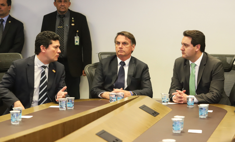 O Centro Integrado de Inteligência de Segurança Pública da Região Sul (CIISP-Sul) iniciou oficialmente as atividades nesta sexta-feira (10). A unidade funciona em Curitiba e a ativação contou com a presença do presidente Jair Bolsonaro, do governador Carlos Massa Ratinho Junior, do ministro da Justiça e Segurança Pública, Sérgio Moro, e de representantes do Rio Grande do Sul e Santa Catarina, além de autoridades federais e estaduais.

 Foto: Rodrigo Felix Leal/ANPr