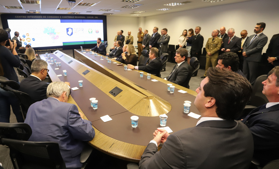 O Centro Integrado de Inteligência de Segurança Pública da Região Sul (CIISP-Sul) iniciou oficialmente as atividades nesta sexta-feira (10). A unidade funciona em Curitiba e a ativação contou com a presença do presidente Jair Bolsonaro, do governador Carlos Massa Ratinho Junior, do ministro da Justiça e Segurança Pública, Sérgio Moro, e de representantes do Rio Grande do Sul e Santa Catarina, além de autoridades federais e estaduais.

Foto: Rodrigo Felix Leal/ANPr