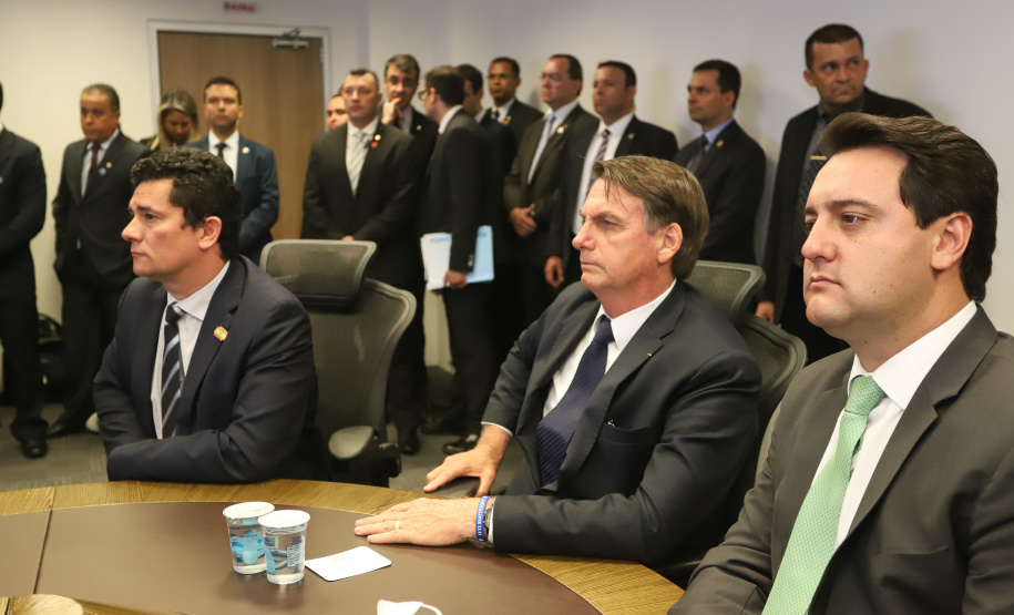 O Centro Integrado de Inteligência de Segurança Pública da Região Sul (CIISP-Sul) iniciou oficialmente as atividades nesta sexta-feira (10). A unidade funciona em Curitiba e a ativação contou com a presença do presidente Jair Bolsonaro, do governador Carlos Massa Ratinho Junior, do ministro da Justiça e Segurança Pública, Sérgio Moro, e de representantes do Rio Grande do Sul e Santa Catarina, além de autoridades federais e estaduais.

 Foto: Rodrigo Felix Leal/ANPr